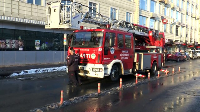 Vatandaş çatıya çıktı, sokaktakiler cep telefonuna sarıldı