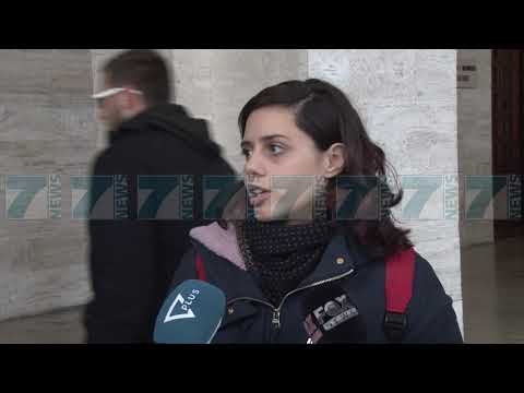 STUDENTET BOJKOTOJNE MESIMIN, NXJERRIN TAVOLINAT JASHTE - News, Lajme - Kanali 7