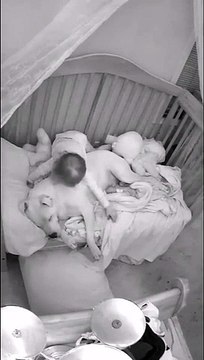 Une petite fille couvre son pitbull avant de dormir