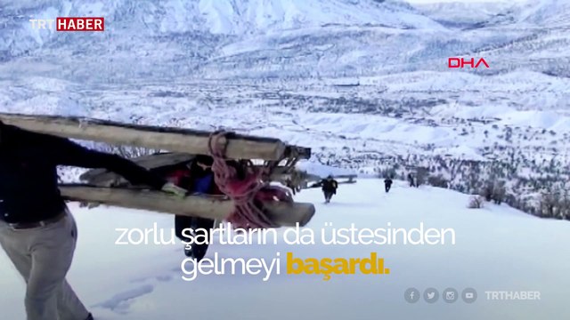 Karlı dağlardan hayvanlarına kızaklarla ot taşıyorlar