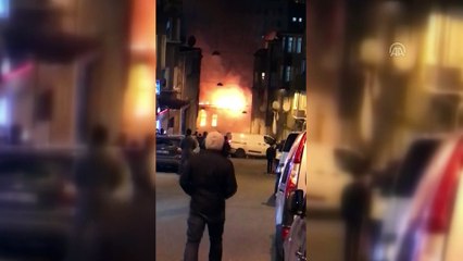 Beyoğlu'nda metruk binada yangın - İSTANBUL