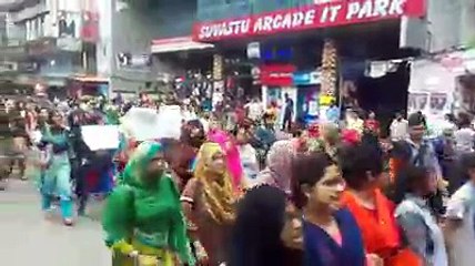 শাহবাগ এখন ছাত্রসমুদ্র, সাথে যোগ দিয়েছেন মেডিকেলের ভাই বোনেরা, কলেজের ছোট ভাইয়েরা