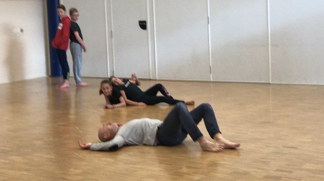 Des élèves du collège Truffaut dansent avec le chorégraphe Sébastien Laurent