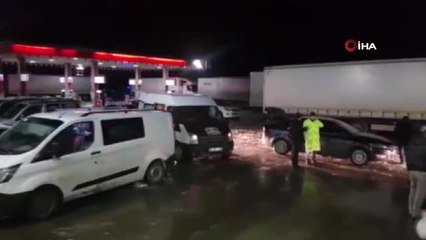 Yolun Açılmasını Bekleyen Sürücülere Kumanya Dağıtıldı