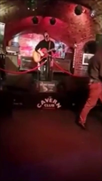 Un musicien se fait balayer sur scène par un dingue... douloureux