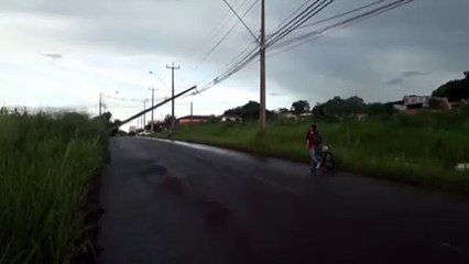 Poste fica suspenso pela fiação na Rua Pedro Baú