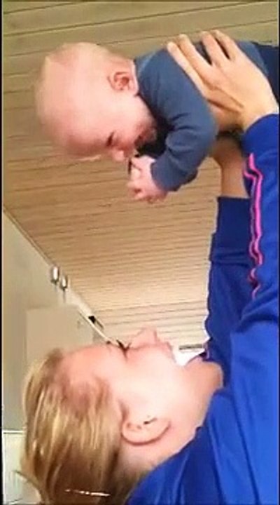 Elle Souleve Son Bebe Qui Lui Vomit Dans La Bouche Video Dailymotion