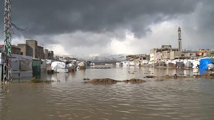 下载视频: المياه تغمر مخيمات اللاجئين السوريين في لبنان