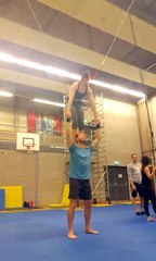 VID_20181230_180717 - Andreas and Carol - shoulder stand to H2F pop