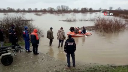 Sel suları dereleri taşırdı, koyunlarıyla mahsur kalan çoban botla kurtarıldı...Sel sularında can pazarı kamerada