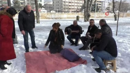 Kar Üstüne Örtü Serip Piknik Yaptılar