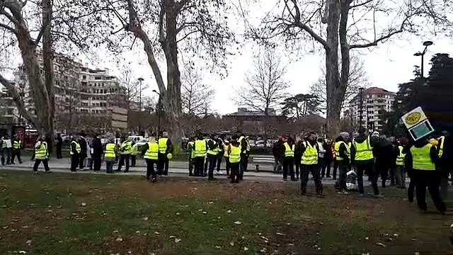Des Gilets jaunes de Savoie et Haute Savoie unis dans un même rassemblement à Annecy sur le Paquier au bord du lac