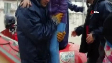 Selde mahsur kalan vatandaşlar botla böyle kurtarıldı