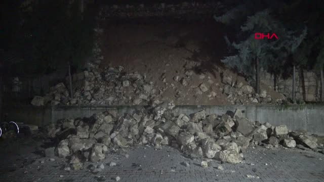 Adana'da İstinat Duvarı 3 Otomobilin Üzerine Çöktü