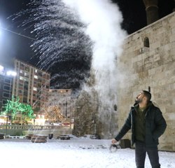 Sivas Dondu! Havaya Atılan Su, Buz Taneciği Olarak Yere Düştü