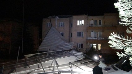 Fırtına Çatıları Uçurdu, Ağaçları Devirdi