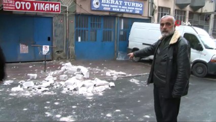 Kağıthane’de rüzgar bir çatıyı uçurdu