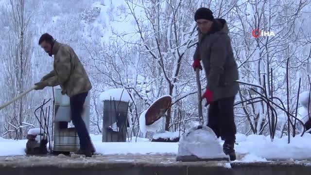 Kar Kalınlığının 2 Metreye Ulaştığı İlçede Hayat Durma Noktasına Geldi