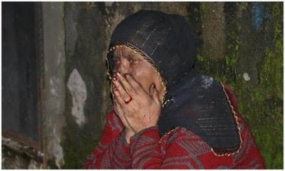 Evi yanan kadın, gözyaşlarına boğuldu