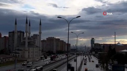 Kara bulutlar gündüzü geceye çevirdi