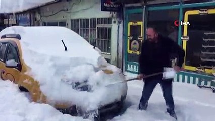 Apartmanın Çatısında Biriken Kar Kütlesi Böyle Yere Düştü
