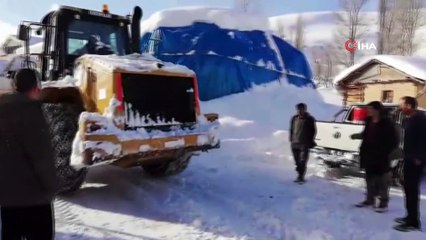 Cenazelerini defnedemeyen köylülerin yardımına iş makineleri yetişti