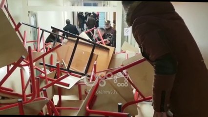 Ora News - Studentët e Juridikut ngujohen në ambjentet e fakultetit