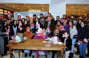 Engelli Kızın Tek Parmağı ile Yazdığı Kitaba İmza Günü Düzenlendi