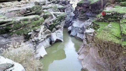 Taşyaran Vadisi'nde şelale kısmen dondu...4 mevsim ayrı güzellikleri bünyesinde barındıran vadi havadan görüntülendi