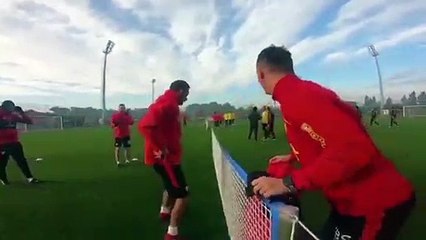 ¡La Macarena en Turquía! Celso Borges se lo Pasa en Grande en el Entrenamiento
