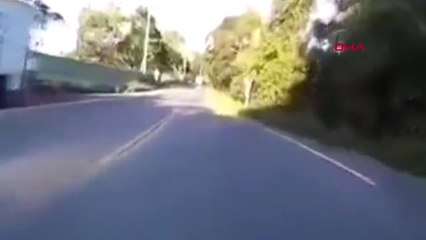 Dha Dış - Devrilerek Üzerine Gelen Tır'dan Son Anda Kurtuldu