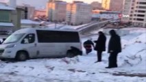 Yolda Beklerken Minibüsün Altında Kalan Minik Kız İtfaiye ve Vatandaşlar Tarafından Kurtarıldı