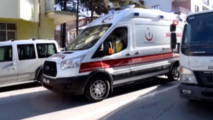 Trafikte Araçların Arasında Kalan Kağıt Genç Yaralandı