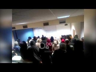 Ora News - Studentët e Ekonomikut ngujohen në fakultet