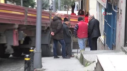 Şişli'de Vatandaşların Uyarılarına Aldırmayan Tır Sürücünün İnadı Kötü Bitti