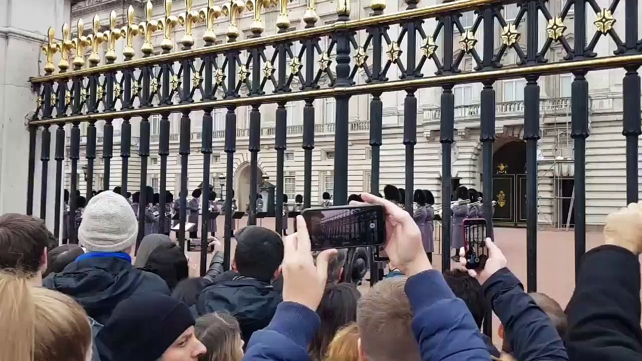 La garde royale joue " Bohemian Rhapsody" devant Buckingham Palace