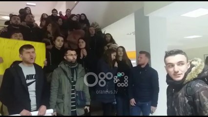 Ora News - "Lufta vazhdon", studentët e Elbasanit ngujohen në Universitet