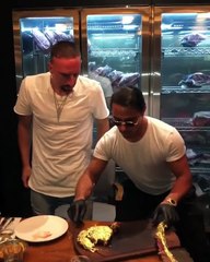 Franck Ribéry au restaurant de Salt Bae mange une entrecôte en or