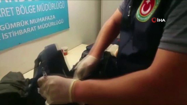 Ticaret Bakanlığı Gümrük Muhafaza ekiplerince Atatürk Havalimanı'nda Kolombiya'dan aktarmalı olarak Ukrayna'ya giden yolcunun valizinde 5 kilogram 490 gram kokain ele geçirildi.