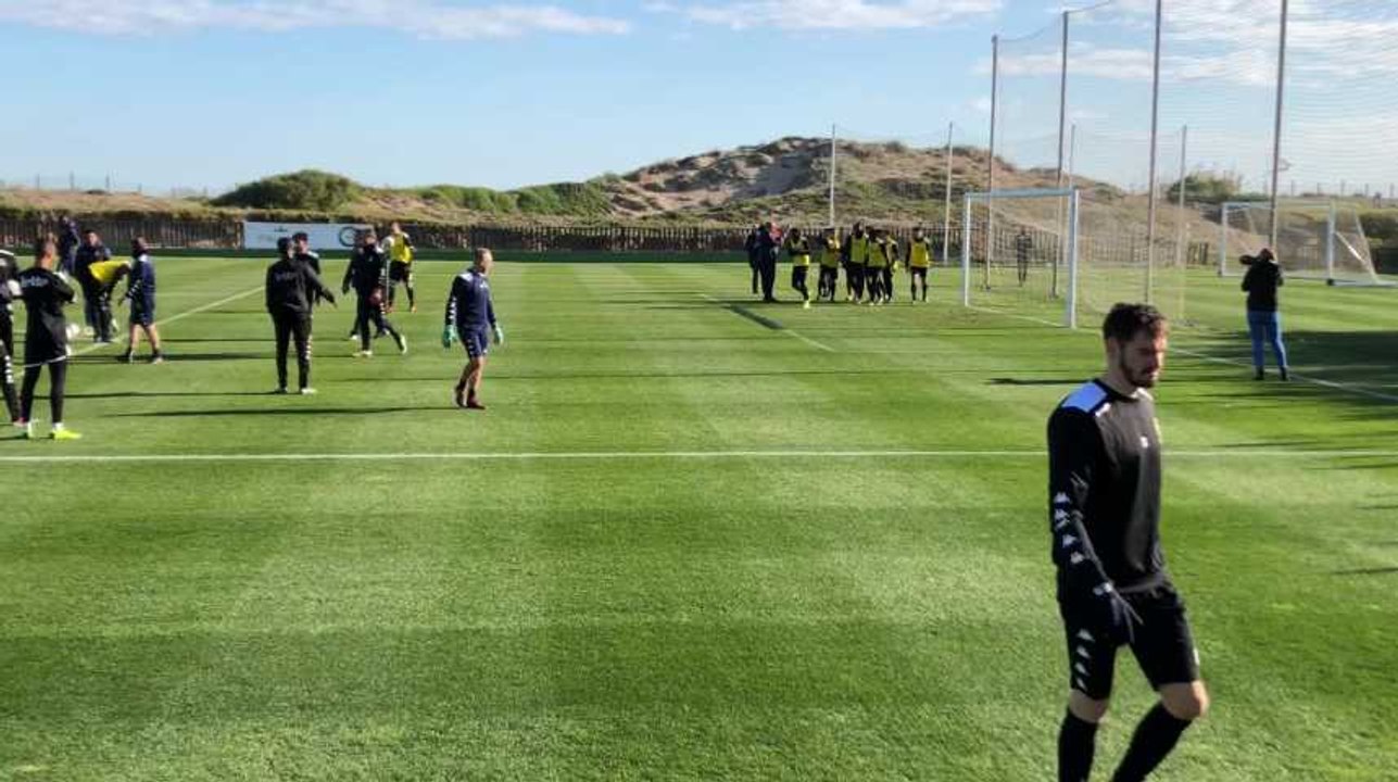 SC Charleroi: Riou stoppe le penalty de Penneteau et offre la victoire à son équipe