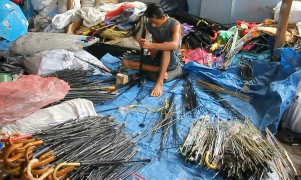 Raup Untung Melalui Bisnis Reparasi Limbah Payung