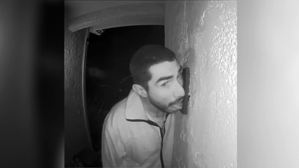 En busca y captura por pasar horas lamiendo un timbre