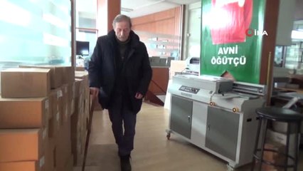 82 Yaşındaki Spor Muhabiri Gazeteye Her Gün Baston ile Gidip Geliyor