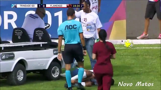 La voiturette des soigneurs roule sur le pied d'un footballeur blessé... oups