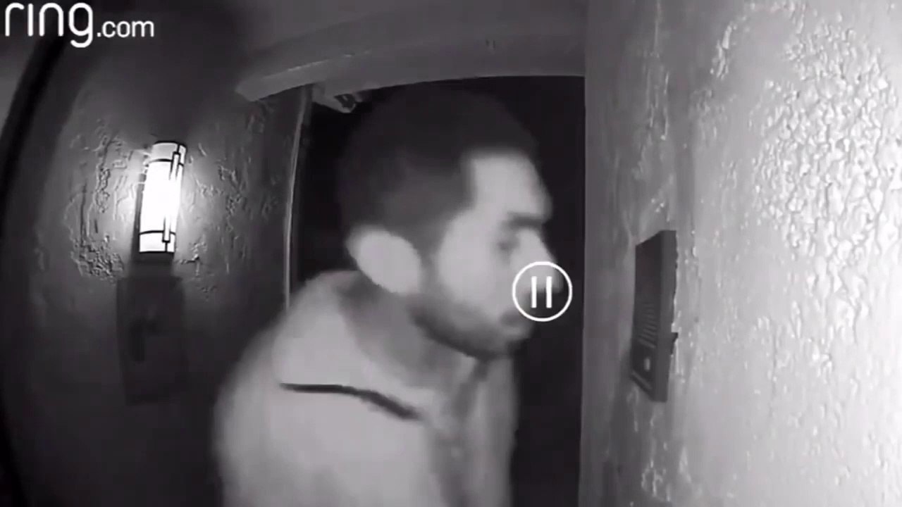 Un fou embrasse leur sonnette en pleine nuit pendant 3 heures !