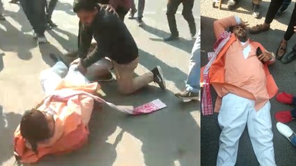 VIDEO: बजरंग दल के नेता को नगर निगम कर्मियों ने दौड़ाकर पीटा