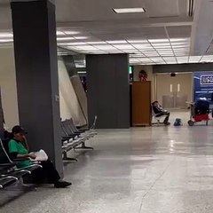Un papa traîne sa fille par la capuche