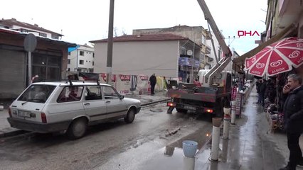 Düzce Rüzgarda Çatıdan Düşen Kaplamalar Elektrik Tellerini Kopardı+