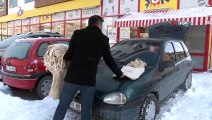 Muhtar adayı poşet krizini fırsata çevirdi...Seçim vaatlerinin yazılı olduğu bez çantaları seçmenlerine dağıttı