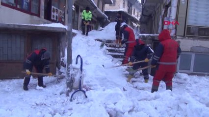 Bitlis'te İşçilerin Zorlu Kar Temizliği